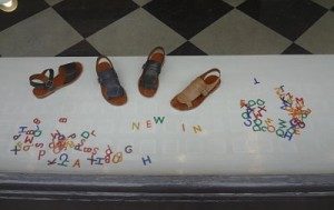 IDEAS PARA MONTAR ESCAPARATES 8 escaparates-divertidos-vuelta-al-cole-300x189